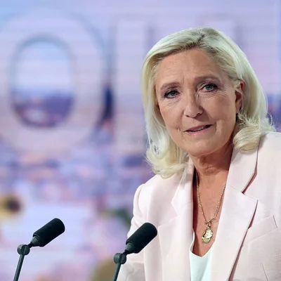 Marine Le Pen annonce son pourvoi en cassation depuis un podium.