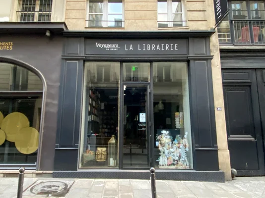 La librairie Voyageurs du Monde, rue Sainte-Anne à Paris, mêle littérature et évasion.