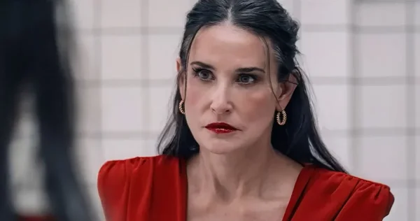 Demi Moore dans une scène du film The Substance de Coralie Fargeat.
