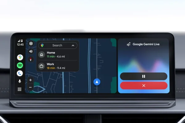 Android Auto avec Google Maps et l'assistant Google Gemini Live actif.