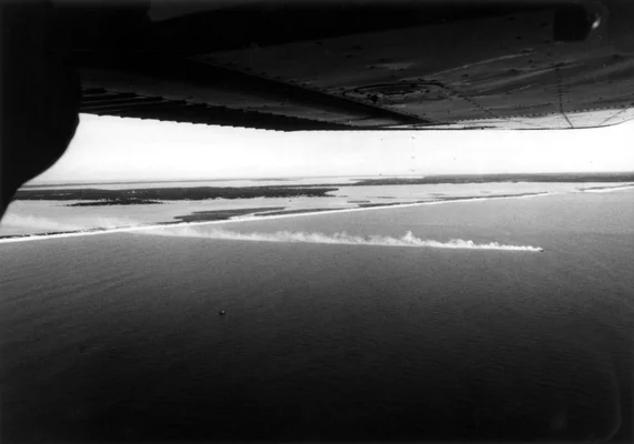 Expérience de l'AEC en 1974 : panache de fumée depuis un bateau au large du New Jersey pour étudier la diffusion atmosphérique en vue de centrales nucléaires offshore.