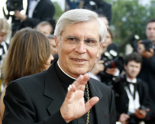 L'ex-évêque Jean-Michel di Falco saluant la foule.