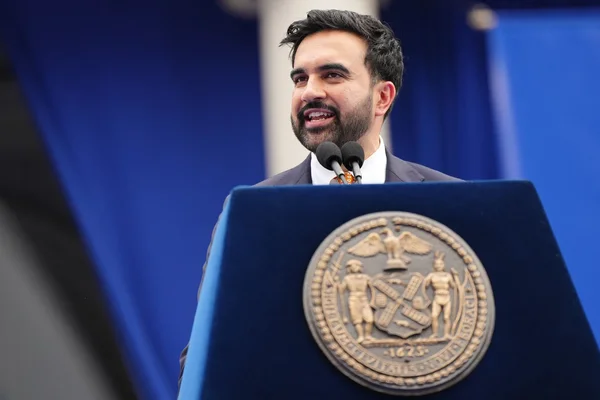 Zohran Mamdani au pupitre officiel de la ville de New York.