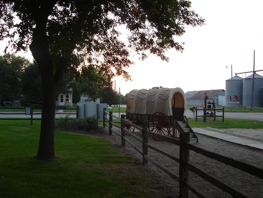 Chariot bâché exposé devant le musée Laura Ingalls Wilder, évoquant l'univers de La Petite Maison dans la prairie.