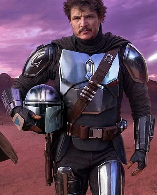 Pedro Pascal en tenue mandalorienne, tenant son casque.