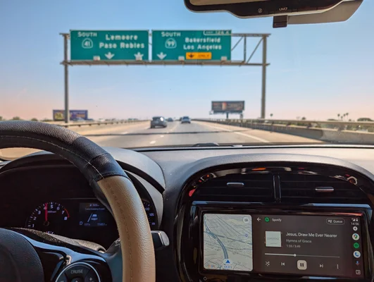 Utilisation d'Android Auto sur l'autoroute 99 en Californie centrale.