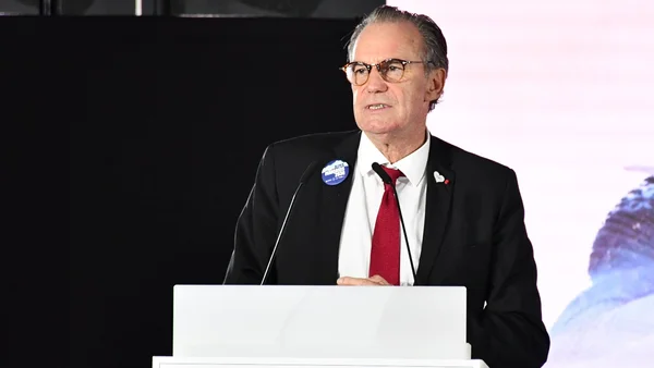 Renaud Muselier prenant la parole lors d'une conférence de presse.
