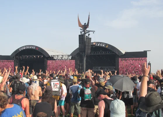 Le public du Hellfest 2022 assistant au concert de The Offspring.