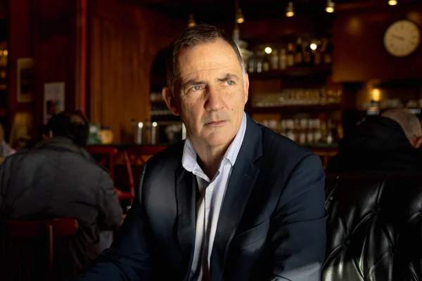 Gilles Simeoni, figure politique corse, interviewé dans un bar au sujet de l'autonomie de la Corse.