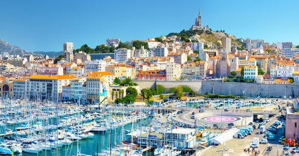 Vue du Vieux-Port de Marseille avec ses voiliers et la basilique Notre-Dame de la Garde.