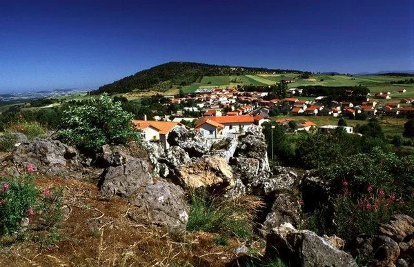 Village typique du haut plateau ardéchois dans un écrin de verdure.