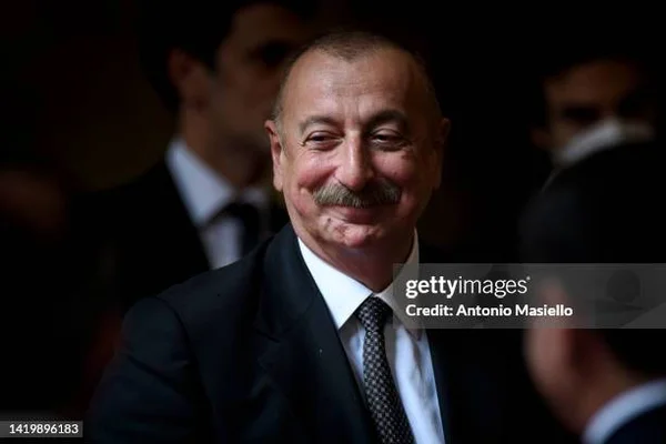 Ilham Aliev souriant lors d’un événement officiel.