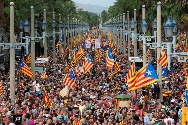 Manifestation massive de soutien à l'indépendance catalane avec des drapeaux Estelada