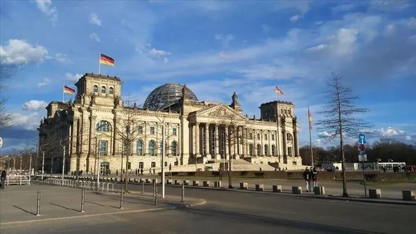 Le Reichstag à Berlin, siège du Parlement allemand, sous un ciel bleu.