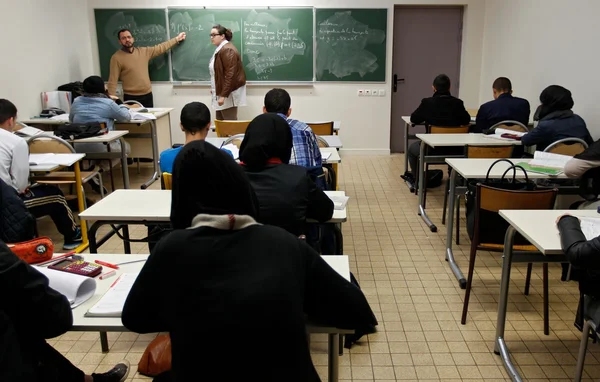 Un professeur au tableau dans une salle de classe du lycée Averroès.