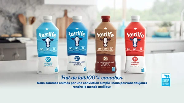 Quatre variétés de lait Fairlife présentées sur un plan de travail.