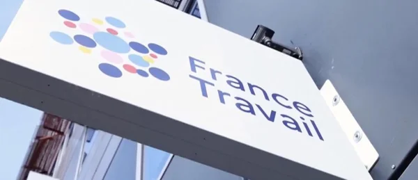 Panneau France Travail sur une façade.
