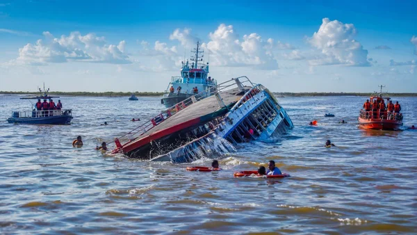 Le ferry MV Barima en train de chavirer, avec des opérations de sauvetage en cours