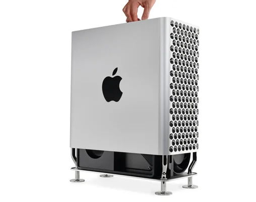 Mac Pro 2019 soulevé par sa poignée, illustrant sa conception modulaire.
