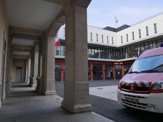 La caserne des pompiers de Lyon Confluence, lieu d'un accrochage entre militants LFI et Uni.
