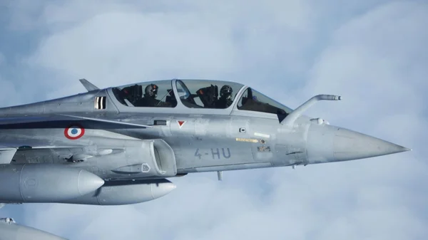 Un Rafale B biplace de l'Armée de l'air française en vol.
