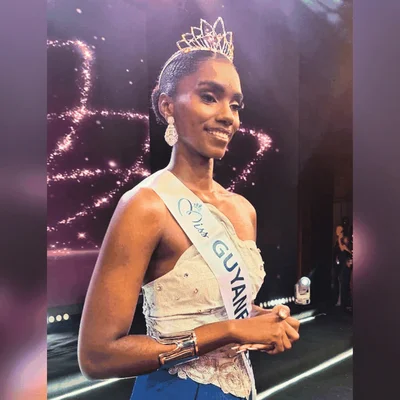 Sandra Justine, Miss Guyane 2026, arborant sa couronne et son écharpe sur scène après son sacre.