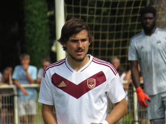 Alexi Pitu sous le maillot des Girondins de Bordeaux lors d'un match amical contre Osasuna en juillet 2023.