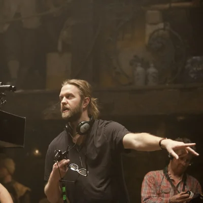 Carl Rinsch sur un plateau de tournage.
