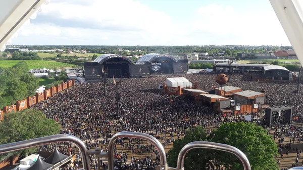 Vue d'ensemble du Hellfest avec ses deux scènes principales et la grande roue.