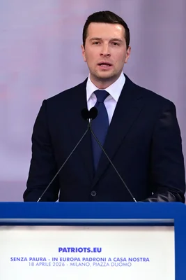 Jordan Bardella prenant la parole à un événement des Patriotes européens.