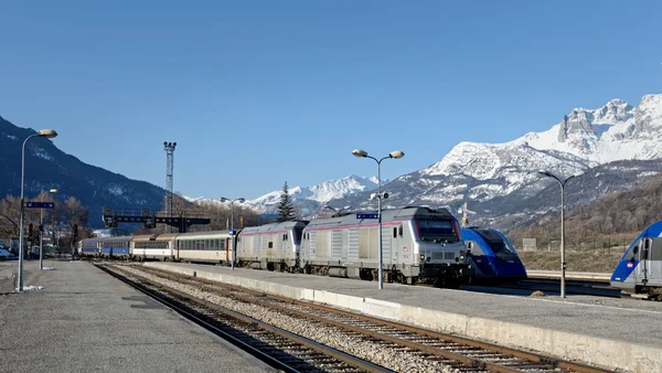 Un Intercités de nuit à son terminus de Briançon, illustrant les défis des trains de nuit en France.