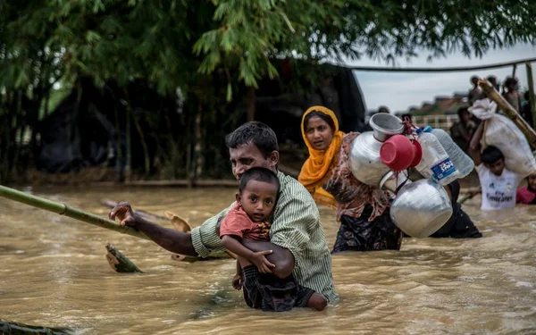 Réfugiés rohingyas luttant contre les inondations au Bangladesh.