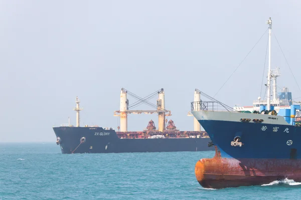 Deux cargos en mer dans le détroit d'Ormuz, dont le 'ZX GLORY'.