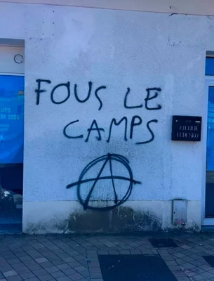 Mur tagué devant la permanence d'un candidat aux municipales près de Bordeaux.