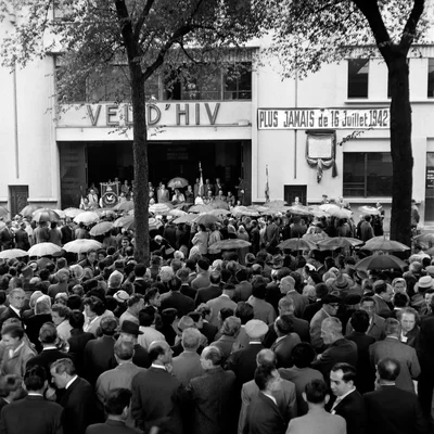 Commémoration au Vélodrome d'Hiver avec la banderole 'PLUS JAMAIS de 16 Juillet 1942'.
