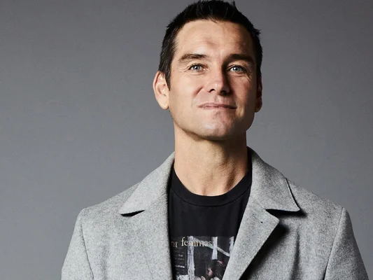 Antony Starr en portrait studio.