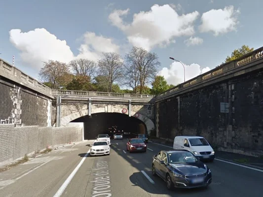 Véhicules à l'entrée du tunnel de Saint-Cloud, passage sous le viaduc en pierre.