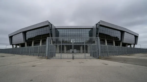 Siège social du club ou bâtiment lié à la gestion financière, fermé et sous surveillance.