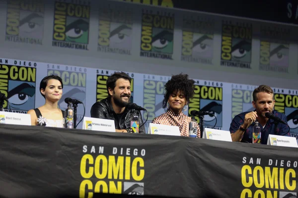 Brianna Hildebrand, Stefan Kapičić, Zazie Beetz et Ryan Reynolds au Comic-Con de San Diego en 2018 pour Deadpool 2.