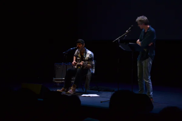 Sylvain Prudhomme et Sébastien Martel lors de la lecture musicale de Coyote aux Champs Libres (Rennes) le 6 février 2026.