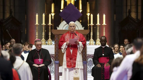 Léon XIV officiant lors d'une cérémonie à Lampedusa.
