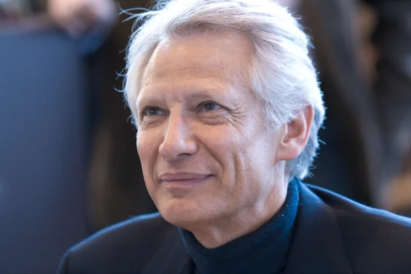 Portrait de Dominique de Villepin en col roulé noir.