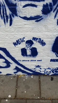 Graffiti à l'effigie de Plastic Bertrand, rue Hemonystraat à Amsterdam, par Hugo Kaagman.
