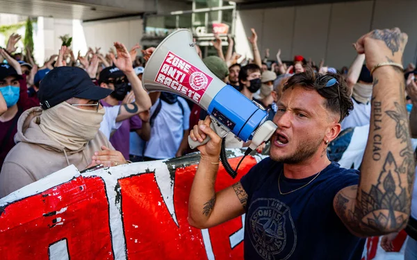 Un militant de la Jeune Garde, alliée de la France Insoumise, utilise un mégaphone lors d'une manifestation.