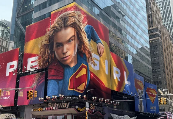 Panneau publicitaire géant pour Supergirl à Times Square.