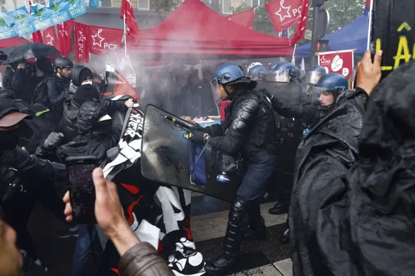 Échauffourées entre des black blocs et des forces de l'ordre lors d'une manifestation.