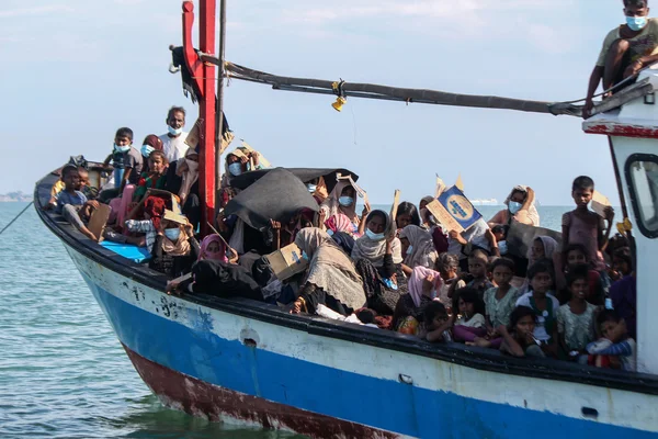 Embarcation surchargée de réfugiés rohingyas en mer.
