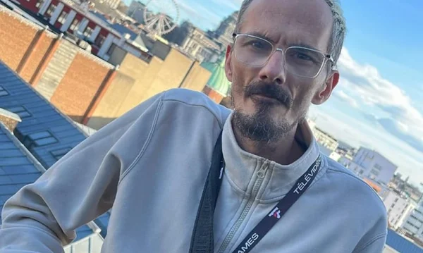 Jean Pormanove, streameur décédé en direct, photographié sur un toit.