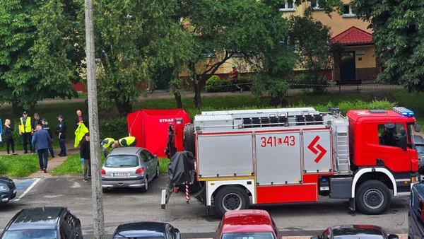 Les forces de l'ordre et les secours sur les lieux du meurtre du caricaturiste russe Semyon Skrepetski en Pologne.