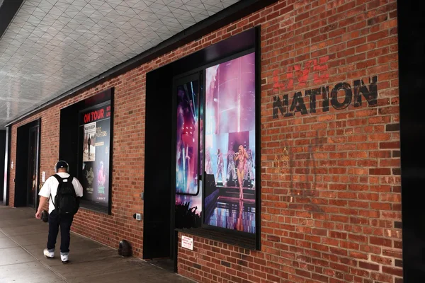 Bâtiment de Live Nation à l'extérieur, avec des écrans publicitaires pour des concerts et le logo de l'entreprise.